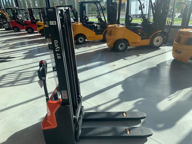 Stacker electric SHE100